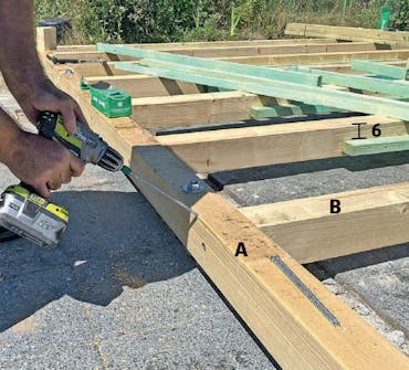 Isoleret anneks: Strøer i isoleret anneks Isoleret anneks: Strøer i isoleret anneks fastgøres med lange skruer